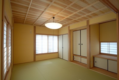 竿縁天井の柄がきれいな和室。真壁、漆喰で仕上げています。