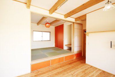 小上がり和室の収納庫の扉や建具をオレンジにすることで、リビングダイニングと違和感がないモダンな和室に仕上げました。 小上がり和室の収納庫の扉や建具をオレンジにすることで、リビングダイニングと違和感がないモダンな和室に仕上げました。