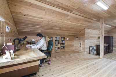 小屋裏を生かした書斎スペース。