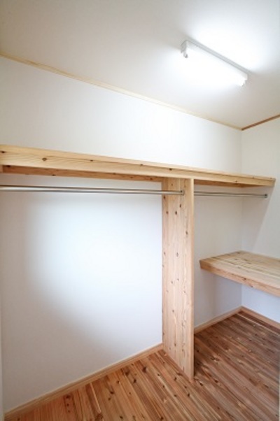 寝室に隣接するウォークインクローゼット。