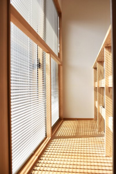 リビング上部の窓は開閉が可能。大きく開くので通風も可能。キャットウォークを配置し、窓拭きも楽にできるデザインと機能性を兼ねています。