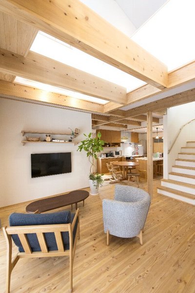 床は杉材。季節問わず、スリッパなしですごせるほど快適です。 床は杉材。季節問わず、スリッパなしですごせるほど快適です。