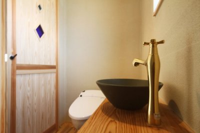 トイレ。和の雰囲気漂う手洗いボールが落ち着きます。 トイレ。和の雰囲気漂う手洗いボールが落ち着きます。