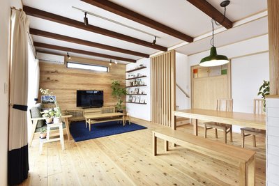 壁の飾り棚や杉板張りが程よいアクセントになっています。