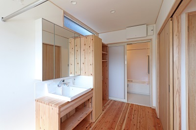 洗面室には室内干しができるスペースを確保。ＯＭソーラーの吹き出し口があるので、夜にお洗濯を干しても翌日には乾きます。