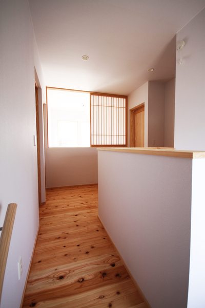 二階ホールと吹抜け上部は開閉できるように障子の引き戸を造作。障子戸は厳しい直射日光を柔らかく明るい光に変えてくれたりと、光と温度の調節が可能になります。