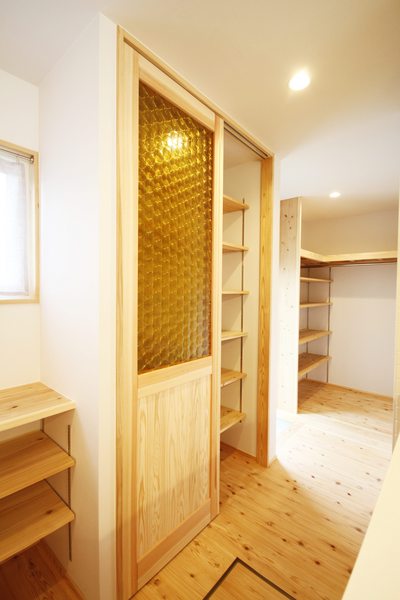 造作食器棚のアメ色のデザインガラスはキッチンをアンティークな雰囲気にしてくれます。