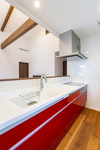 キッチン
キッチンやトイレ、洗面所にも幅広のフランス産ボルドーパインのフローリングをつかいました。