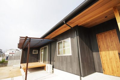 黒い外壁に軒裏の木目が映えます