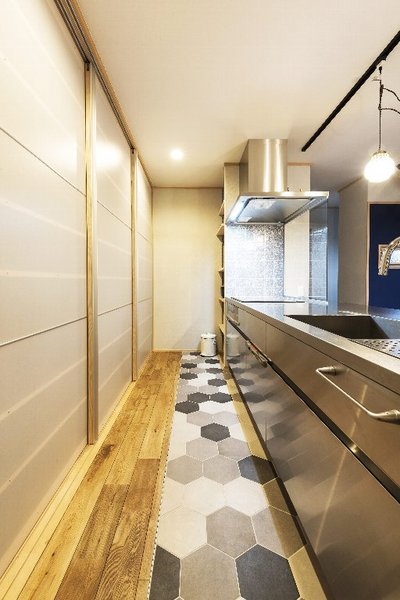 キッチンはオールステンレス仕上げ。水や汚れに強い磁器タイルの床がアクセントになっています。 キッチンはオールステンレス仕上げ。水や汚れに強い磁器タイルの床がアクセントになっています。