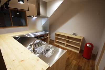 夜はスポットライトが柔らかな光を演出してくれます