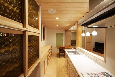 キッチンより続くダイニング。奥の壁には子供のプリントなどを貼れる大きなニッチを造作し、家族のスケジュールをここで管理できます。 キッチンより続くダイニング。奥の壁には子供のプリントなどを貼れる大きなニッチを造作し、家族のスケジュールをここで管理できます。