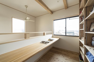 2階のフリースペースには大容量の本棚とデスクを造作。