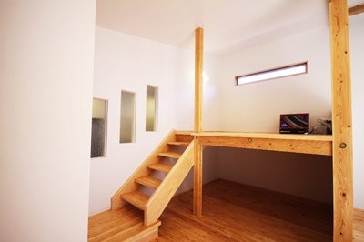 スキップフロアは同じ部屋でも天井の高さや窓からの景色の見え方も変わる、なんだか楽しい空間です。