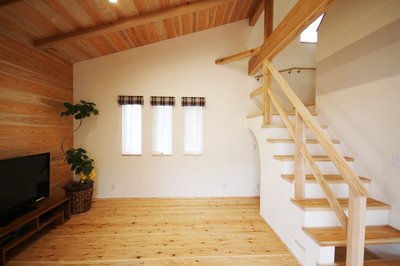 勾配天井の空間を無駄なく使い切った開放的なリビング 勾配天井の空間を無駄なく使い切った開放的なリビング