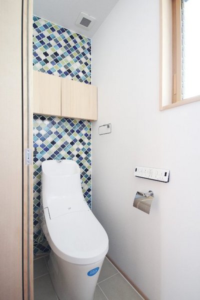 トイレ背面の壁はコラベルタイルで個性的に仕上がりました トイレ背面の壁はコラベルタイルで個性的に仕上がりました