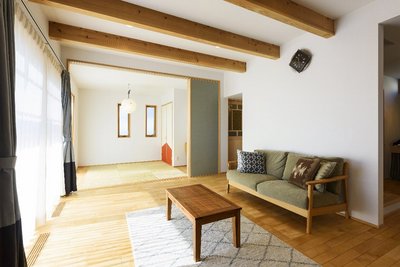 1階の床は樺桜の無垢材をセレクト