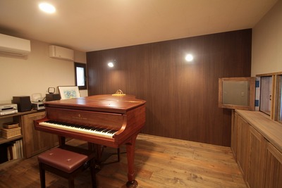 奥様の趣味のピアノを存分に演奏できる防音設備が施された一室。LDKで過ごしていてもピアノの音色をBGMとしても堪能できる。 奥様の趣味のピアノを存分に演奏できる防音設備が施された一室。LDKで過ごしていてもピアノの音色をBGMとしても堪能できる。