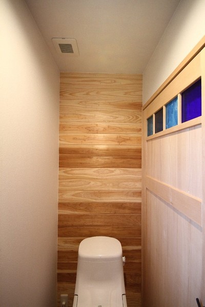トイレ正面に県産杉材を貼り、あたたかみのある空間に トイレ正面に県産杉材を貼り、あたたかみのある空間に