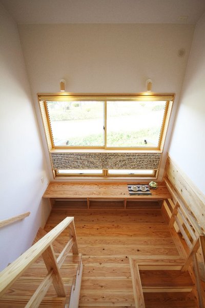 目隠し代わりに貼られたタイルが落ち着く空間を演出します