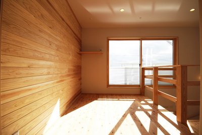 杉材張りの壁で室内にいても、森林浴気分を感じさせてくれます