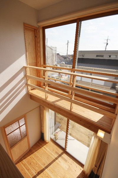 リビング上部は吹抜けにし、1階も2階も光と風の入る明るい空間です。