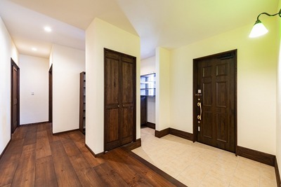 広々ですっきりした玄関です。収納たっぷりのシューズクロークも設けました。奥はお父様の寝室と 和室があります。娘様ご家族にご来客しても、お父様がリビングを経由しなくても自分のスペースに行けますようにしています。もちろん、近くにトイレと手洗いにもあります。