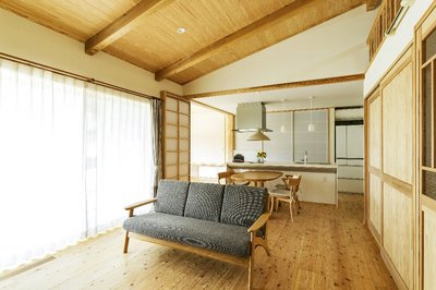 木の香りに癒されるリビング