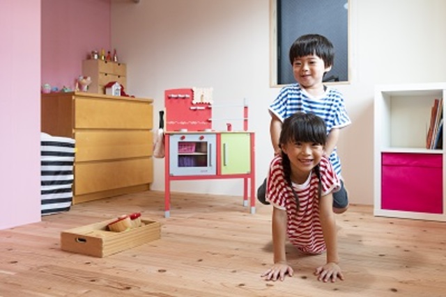 子供部屋にはそれぞれピンクとブルーの珪藻土を一面に塗っています。お友達を呼びたくなる可愛いお部屋です。 子供部屋にはそれぞれピンクとブルーの珪藻土を一面に塗っています。お友達を呼びたくなる可愛いお部屋です。