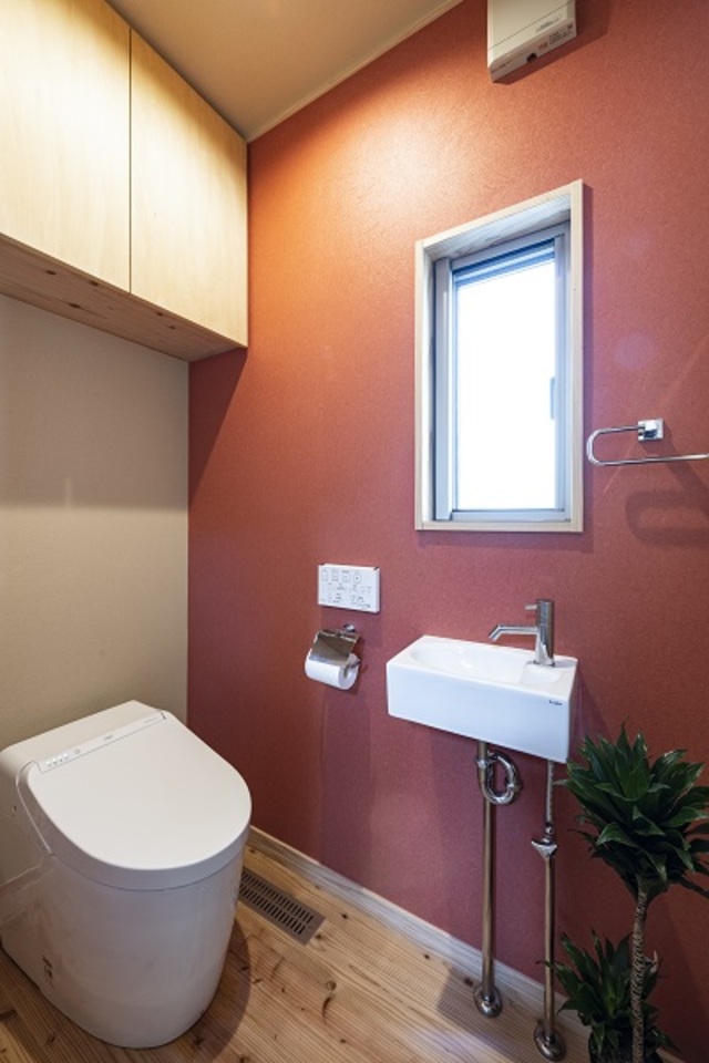 〝和〟を意識したアクセントクロスが印象的なトイレ。 〝和〟を意識したアクセントクロスが印象的なトイレ。