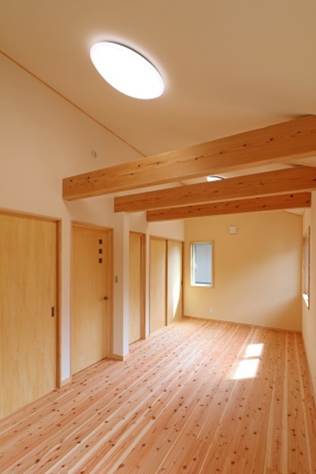 将来2部屋に区切れる子供部屋。構造材の梁にハンモックやブランコが吊るせます。