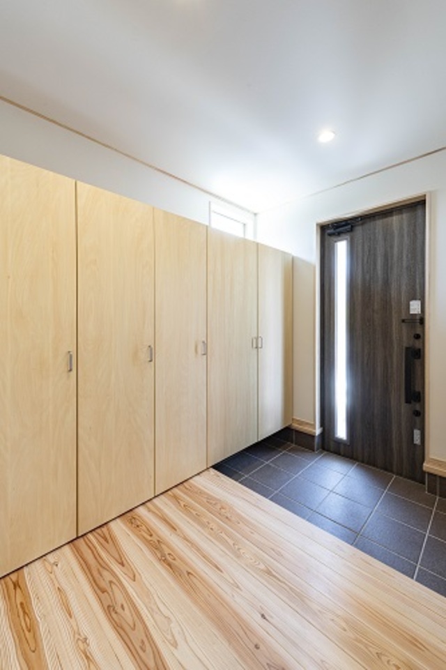 玄関には3姉妹それぞれに1つずつロッカーを設置。制服やランドセルなどはまとめてここに収納 玄関には3姉妹それぞれに1つずつロッカーを設置。制服やランドセルなどはまとめてここに収納