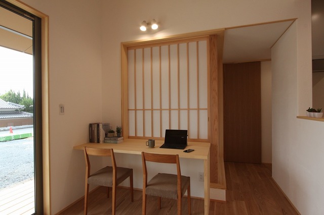 リビングにカウンターを。
ちょっとした書き物や、子どもの勉強も可能。 リビングにカウンターを。
ちょっとした書き物や、子どもの勉強も可能。