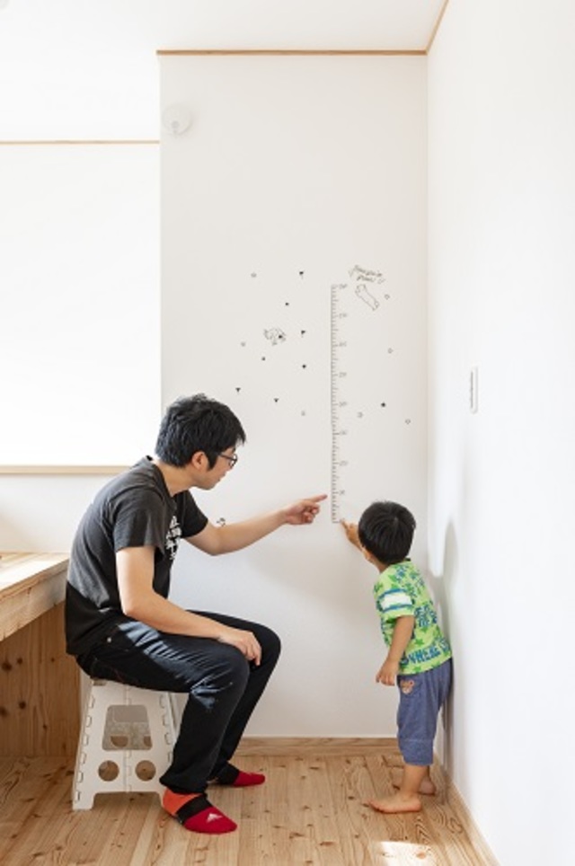 2階のスタディスペースにはお子さんの身長を測れるようになっています