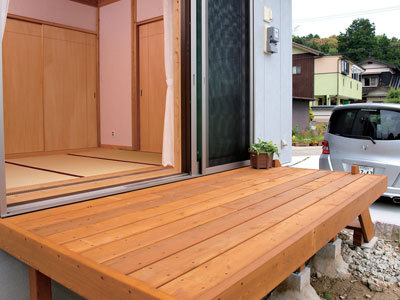 和室とフラットになっているウッドデッキは来客用のエントランスとしても利用できる。