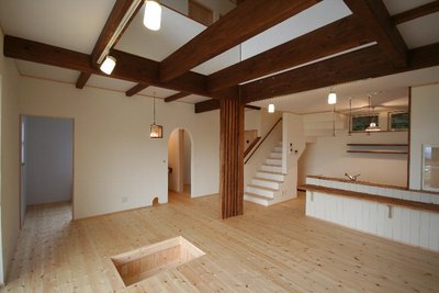 梁は着色し、大胆に見せたことで木の温もりを感じる室内に 梁は着色し、大胆に見せたことで木の温もりを感じる室内に