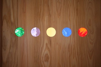 カラフルな色ガラスがポップな印象の建具ガラス