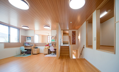 現在は子供部屋として使用している、
収納力豊富な多目的スペース。