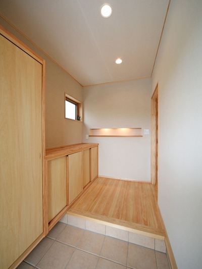 玄関。造りつけの収納がたっぷり。
正面の壁にはニッチを造り、ちょっとしたポイントに。 玄関。造りつけの収納がたっぷり。
正面の壁にはニッチを造り、ちょっとしたポイントに。