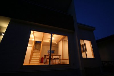 温かい電球色の灯りがホッとさせてくれます