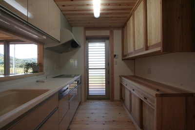 システムキッチンと手造り食器棚