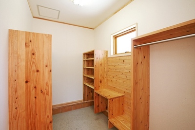 土間収納。玄関から続く大型納戸には造りつけの棚がたっぷり。家族の靴やご主人様のアウトドアグッズ等、収納する物に合わせて設計している。