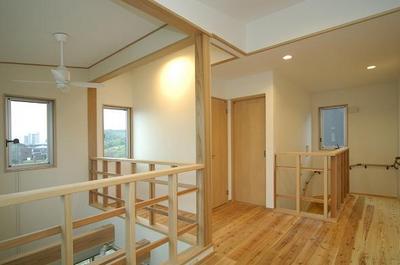 2階のファミリースペース。
本を読んだり、お父さんのワークスペースにしたりと、家族みんなが使える場所です。