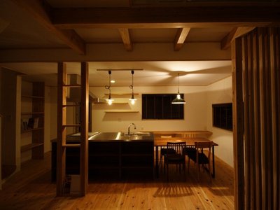 夜のダイニング・キッチン