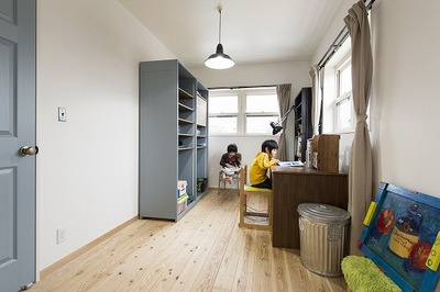 　2階の子供部屋は将来区切れるように広くしています。
移動家具を造作で作っていますので、区切るようにも部屋を変えることができます。