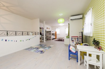 　２部屋あった２階は壁を撤去して、ひとつの広々空間としました。今は子供たちがのびのびと遊べるスペースとなっていますが、将来的に間仕切り壁で部屋をつくる予定です。