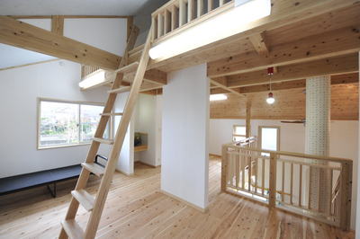 2階のフリースペースは将来子ども部屋として間仕切ることができます。屋根裏のロフト、洗面スペースもあります。
