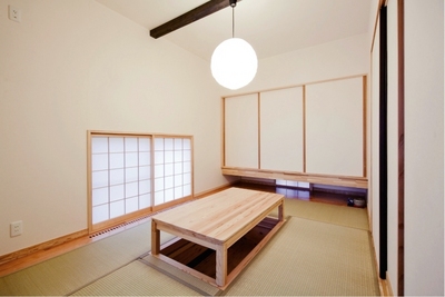 和室。
吊り押入れで、通風を確保。OMソーラーの暖かさを利用した掘りごたつも楽しい。畳を敷いても利用できる。 和室。
吊り押入れで、通風を確保。OMソーラーの暖かさを利用した掘りごたつも楽しい。畳を敷いても利用できる。
