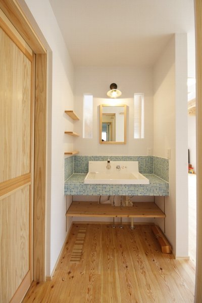 ブルーのモザイクタイルが爽やかな造作洗面台 ブルーのモザイクタイルが爽やかな造作洗面台