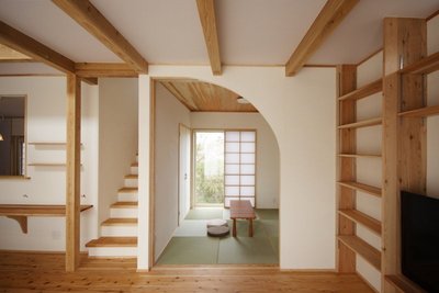 アールの入口がお洒落な和室からは見事なお庭の借景が楽しめます